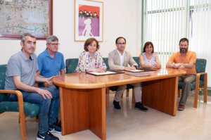 De izquierda a derecha, Ignacio Alonso, Agustín Macías, Carolina Hernáiz, Mario Mañana, María Jesús Saiz, y Valentín Andrés, tras la firma del convenio.