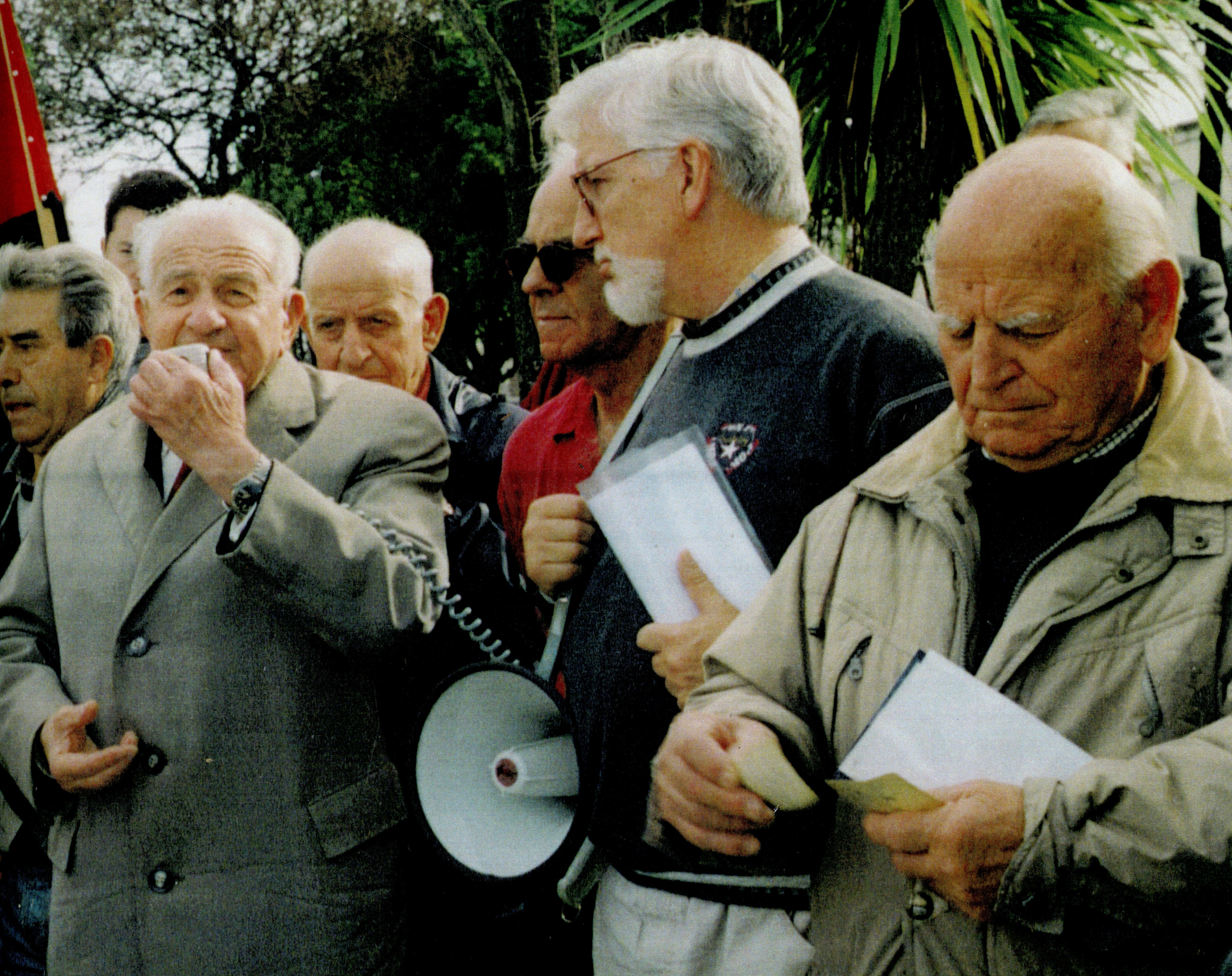 Acto homenaje que la primera "Caravana de la memoria" realizó en el cementerio de Ciriego en el otoño de 2000 (Foto cedida por la Asociación Guerra y Exilio)