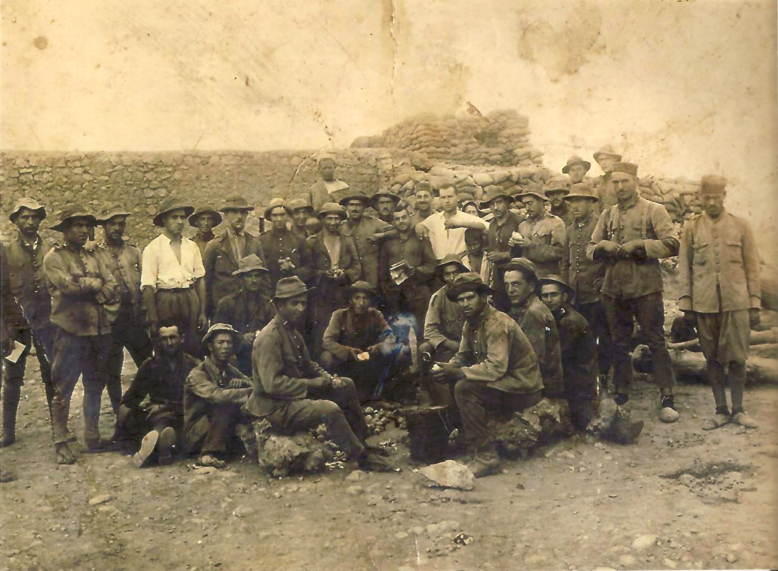 Grupo de soldados pelando patatas en una fortificación del monte Gurugú. En el reverso del original figura la leyenda "Melilla 1920. El Gurugú. Paco Macho". | Fotografía Isabel Macho Rueda