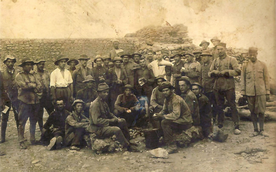 Grupo de soldados pelando patatas en una fortificación del monte Gurugú. En el reverso del original figura la leyenda "Melilla 1920. El Gurugú. Paco Macho". | Fotografía Isabel Macho Rueda