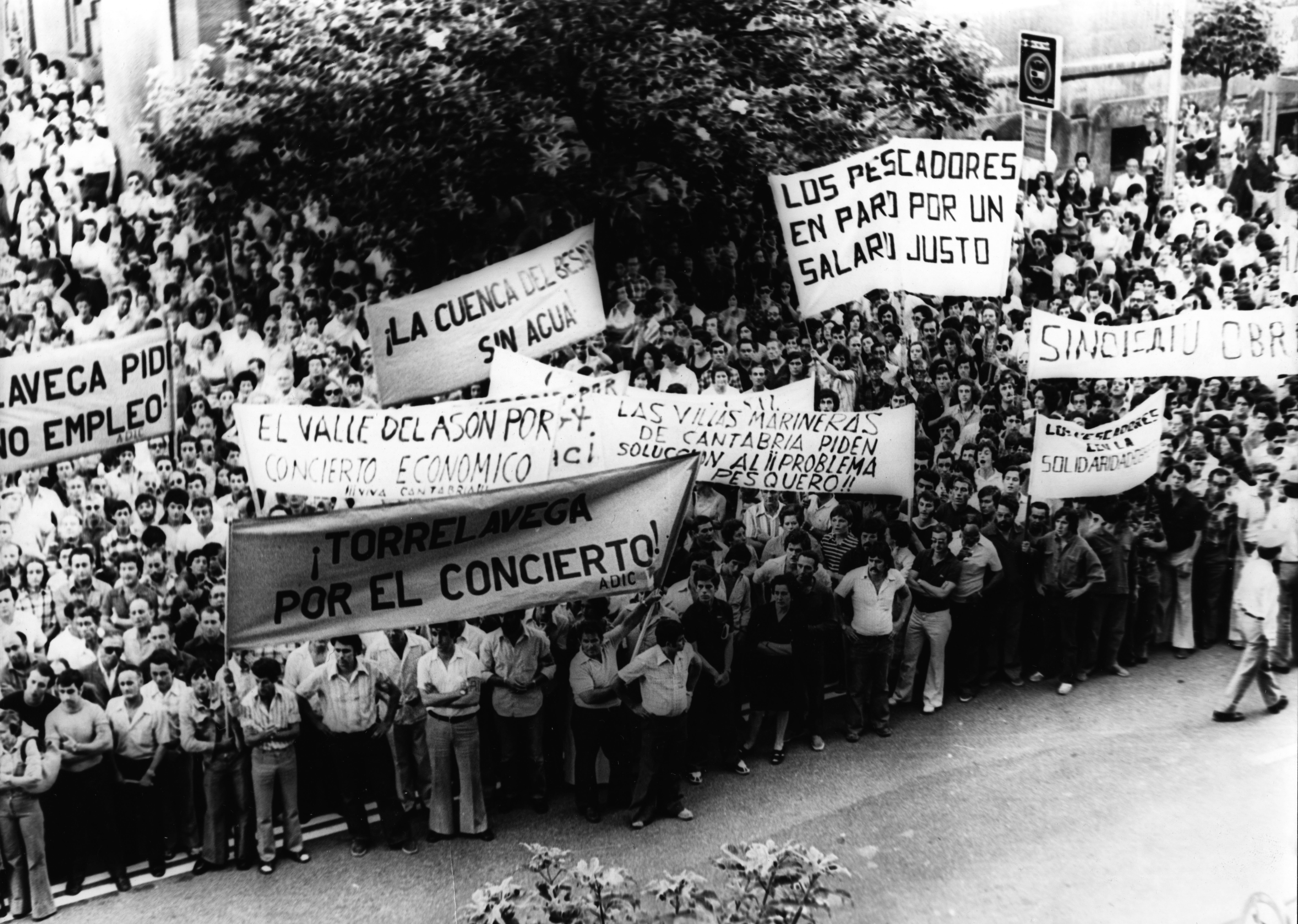 Manifestación celebrada el 10 de julio de 1976 por ADIC con el lema "por el concierto económico y contra el abandono de la región". Ana Valle/Desmemoriados