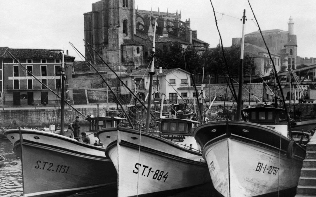 Barcos pesqueros atracados en el puerto de Castro Urdiales en 1958. Colección Miguel Gutiérrez Cuétara Sáez.