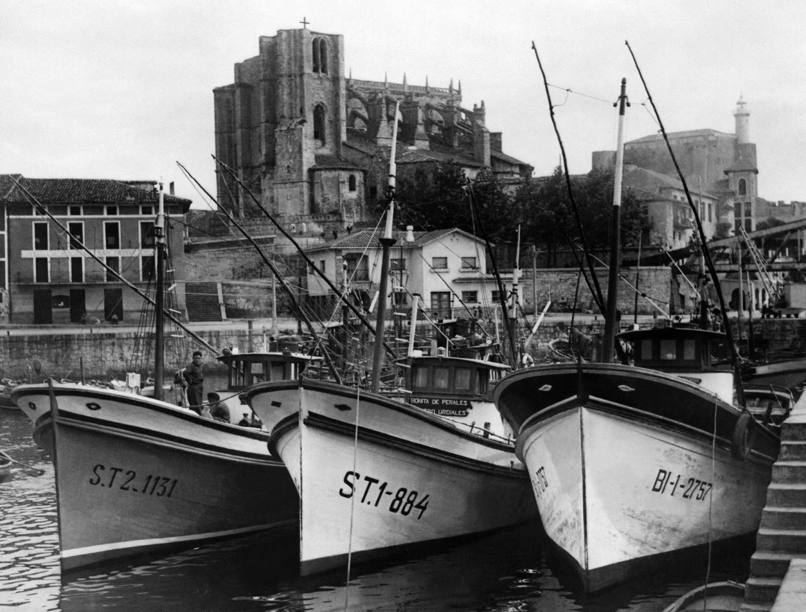 Barcos pesqueros atracados en el puerto de Castro Urdiales en 1958. Colección Miguel Gutiérrez Cuétara Sáez.