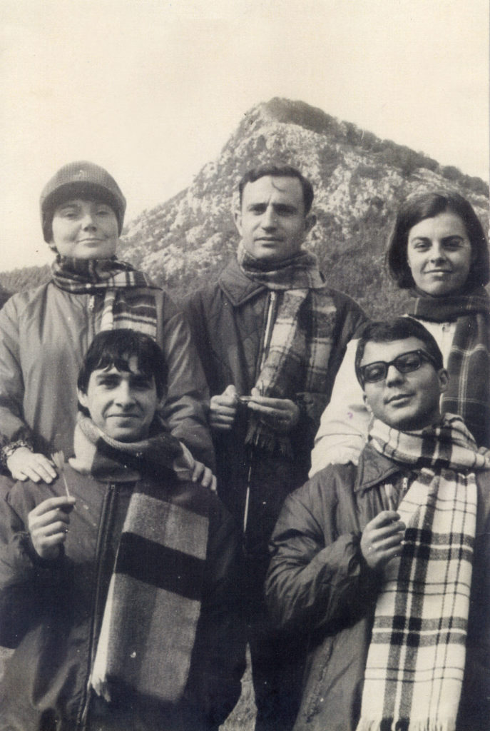 Paco, abajo a la derecha, en una excursión con compañeros de la Universidad de Zaragoza. Fotografía Charly Montenegro/Desmemoriados