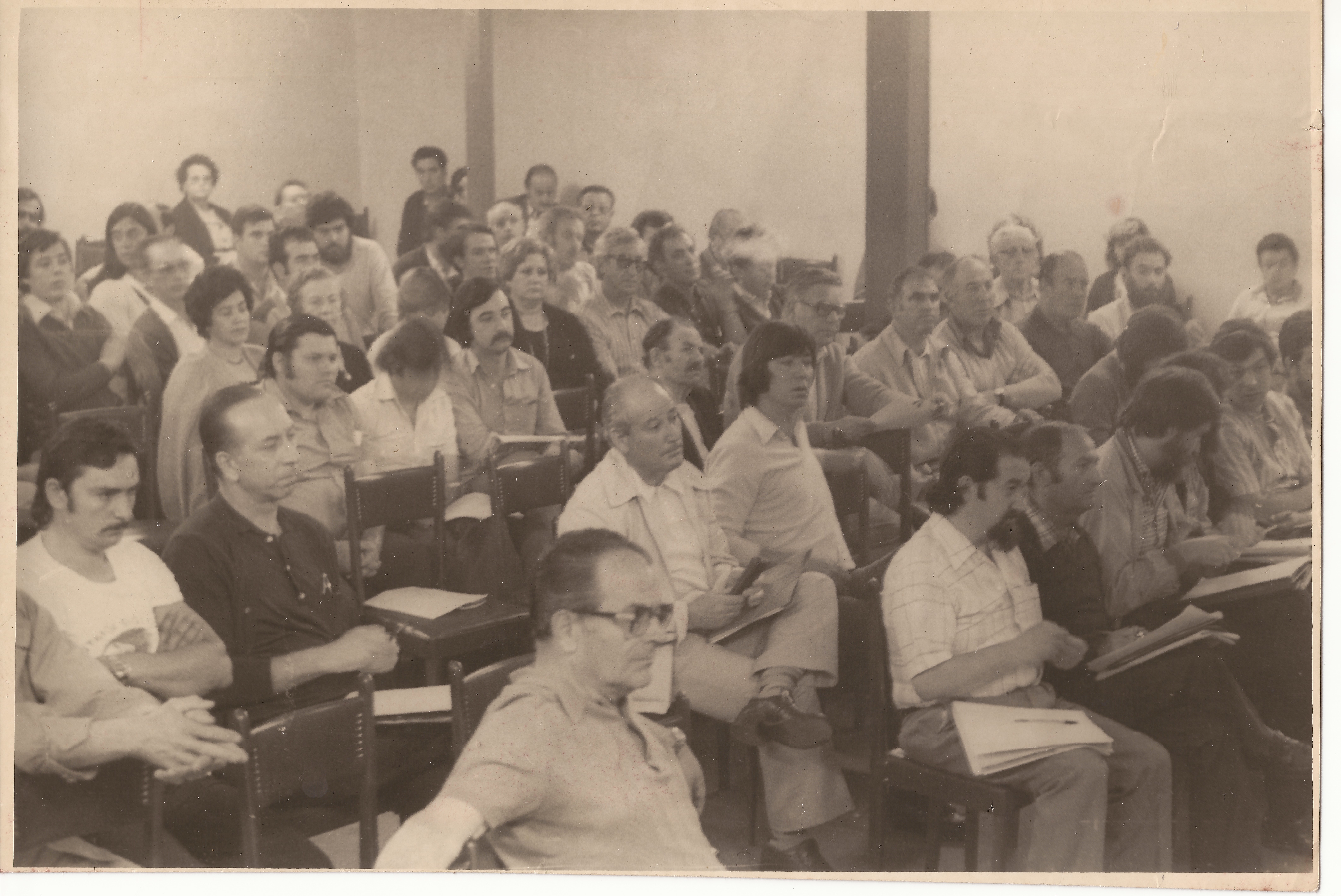 Reunión del PCE a principios de los años 80 en el salón de su sede en la Calle Alcazar de Toledo 14 de Santander.