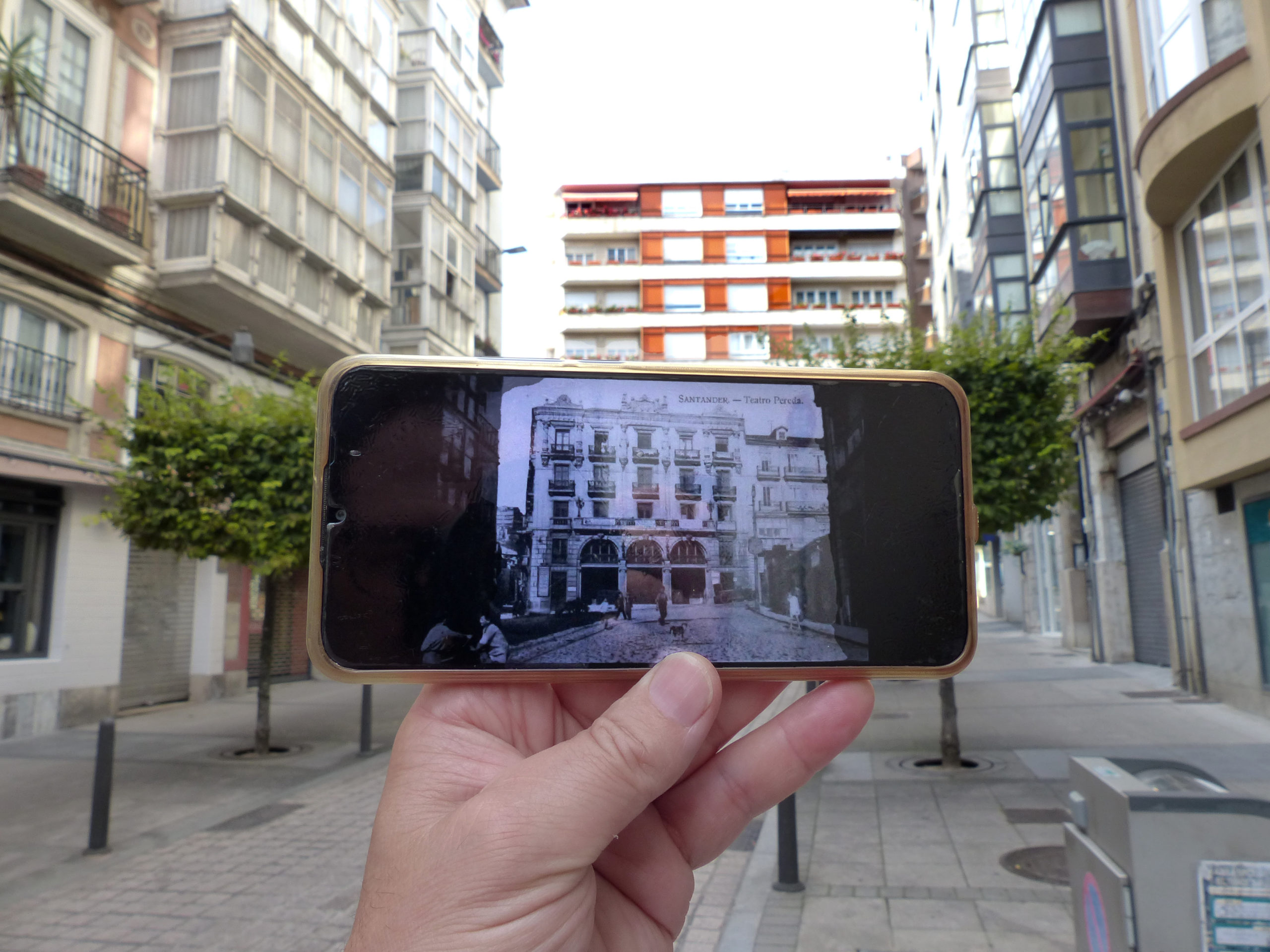 Retrofotografía del Teatro Pereda sobre el edificio que actualmente ocupa su solar.