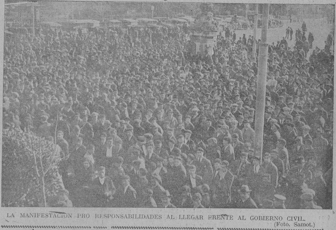 La manifestación pro responsabilidades al llegar al Gobierno Civil. Foto Samot. El Pueblo Cántabro 12/12/1922 / DESMEMORIADOS