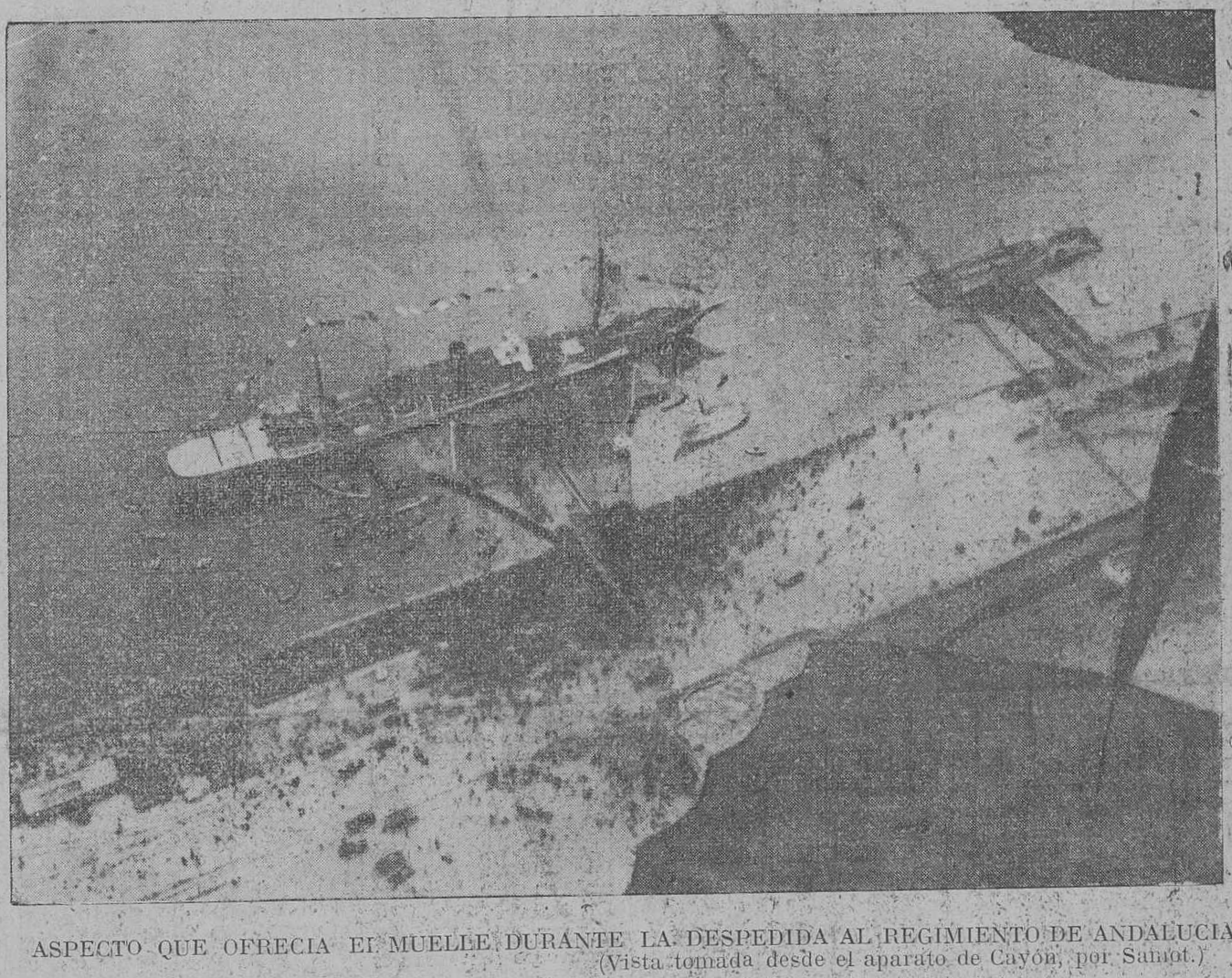 : Aspecto que ofrecía el muelle durante la despedida al Regimiento de Andalucía. Foto Samot. El Pueblo Cántabro 23/08/1921 / DESMEMORIADOS