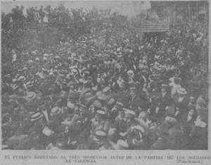 El público rodeando al tren momentos antes de la partida de los soldados de Valencia Foto Samot. El Pueblo Cántabro 10/09/1921 / DESMEMORIADOS 