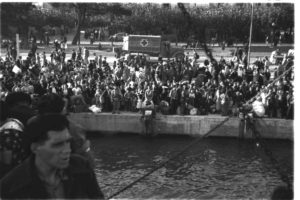 Población civil en el puerto de Santander esperando embarcar por la amenaza dela toma de la ciudad por las tropas franquistas