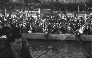 Población civil en el puerto de Santander esperando embarcar por la amenaza dela toma de la ciudad por las tropas franquistas