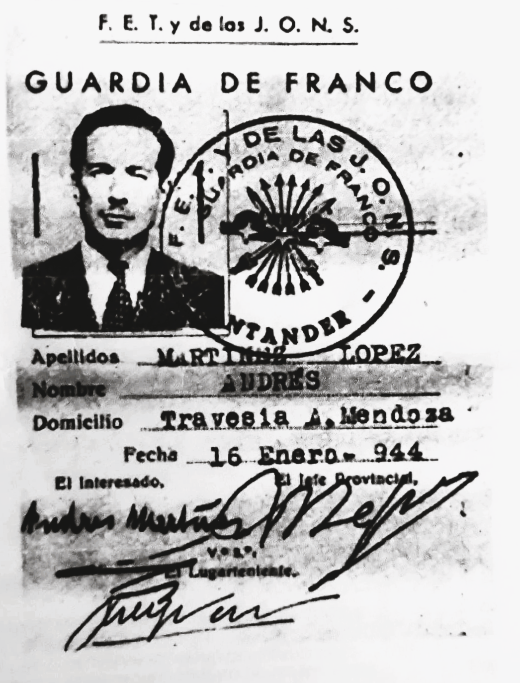 Carné de la Guardia de Franco con identidad falsa utilizado por Spitzy. En Irujo, J. M. (2003), La lista negra. Los espías nazis protegidos por Franco y la Iglesia. Aguilar