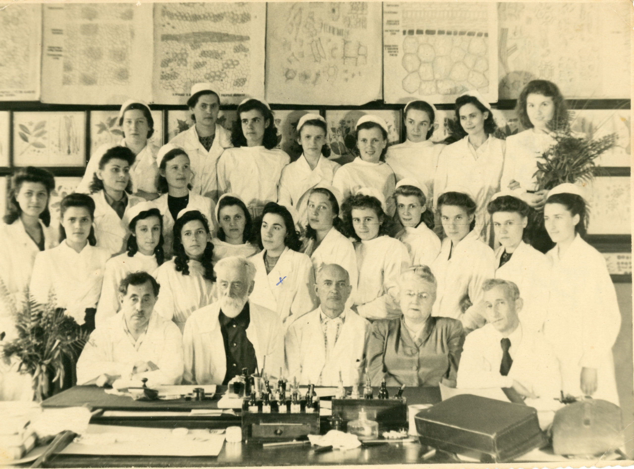 Foto tomada el 22-VI-1950, después de un examen con los catedráticos y profesores de la Facultad de Farmacia de la Universidad de Moscú . En el reverso de la fotografía se menciona a 