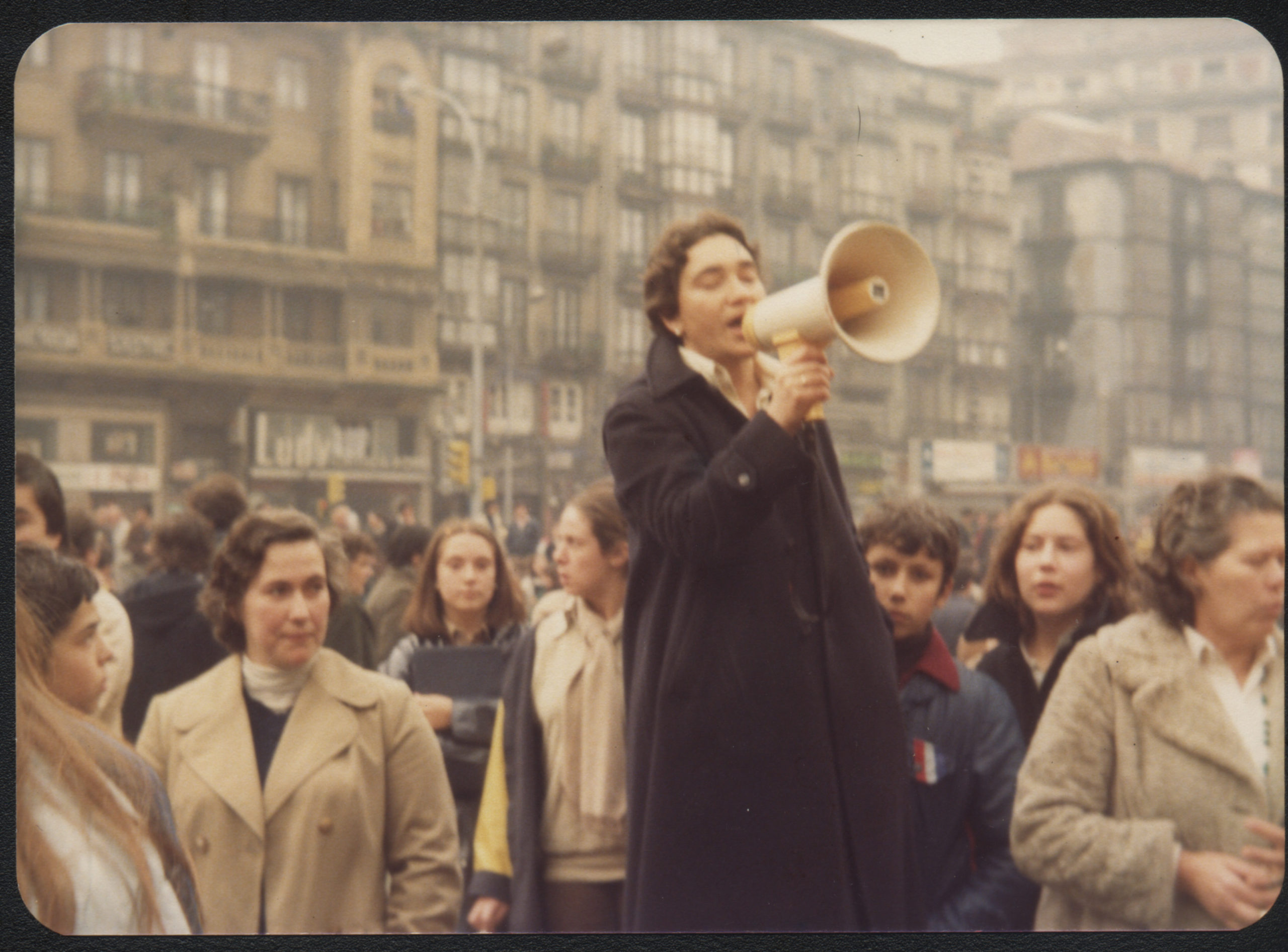 Marta Peredo y Pilar Gómez en una manifestación de estudiantes de Instituto en 1978. Desmemoriados/ Marta Peredo