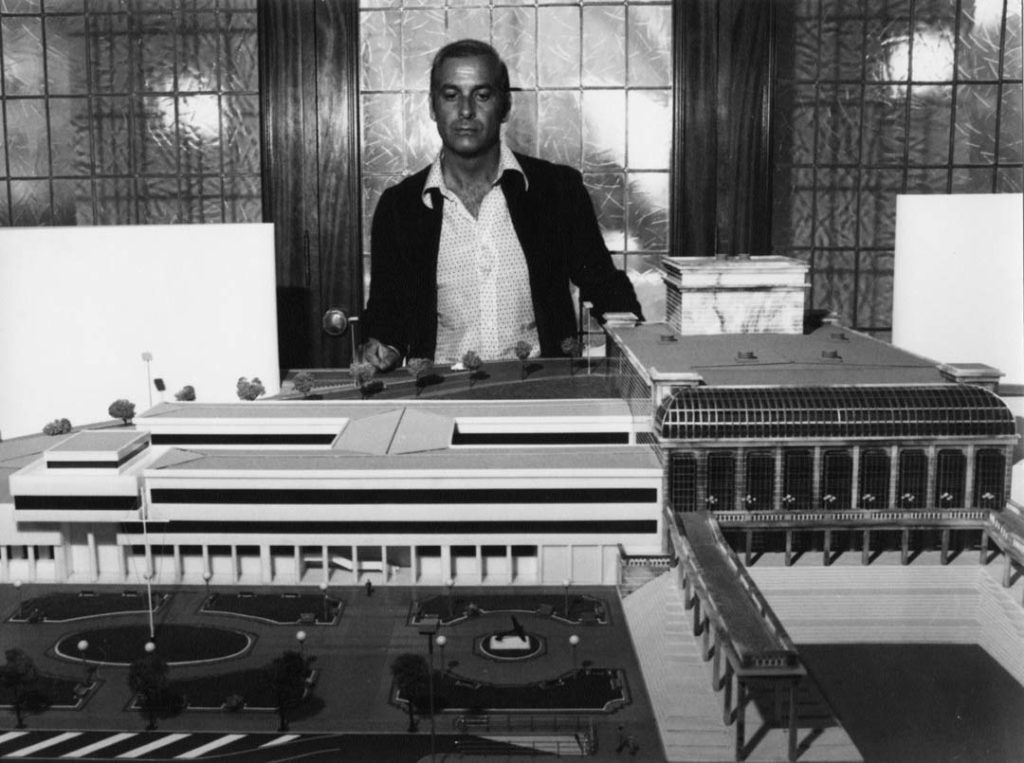 Fotografía Palazuelos. El alcalde de Santander, Juan Hormaechea, junto a las maquetas de los proyectos de la Escuela de Náutica y el Palacio de Festivales, agosto de 1981, Fondo Ayuntamiento de Santander, Centro de Documentación de la Imagen de Santander, Ayuntamiento de Santander.