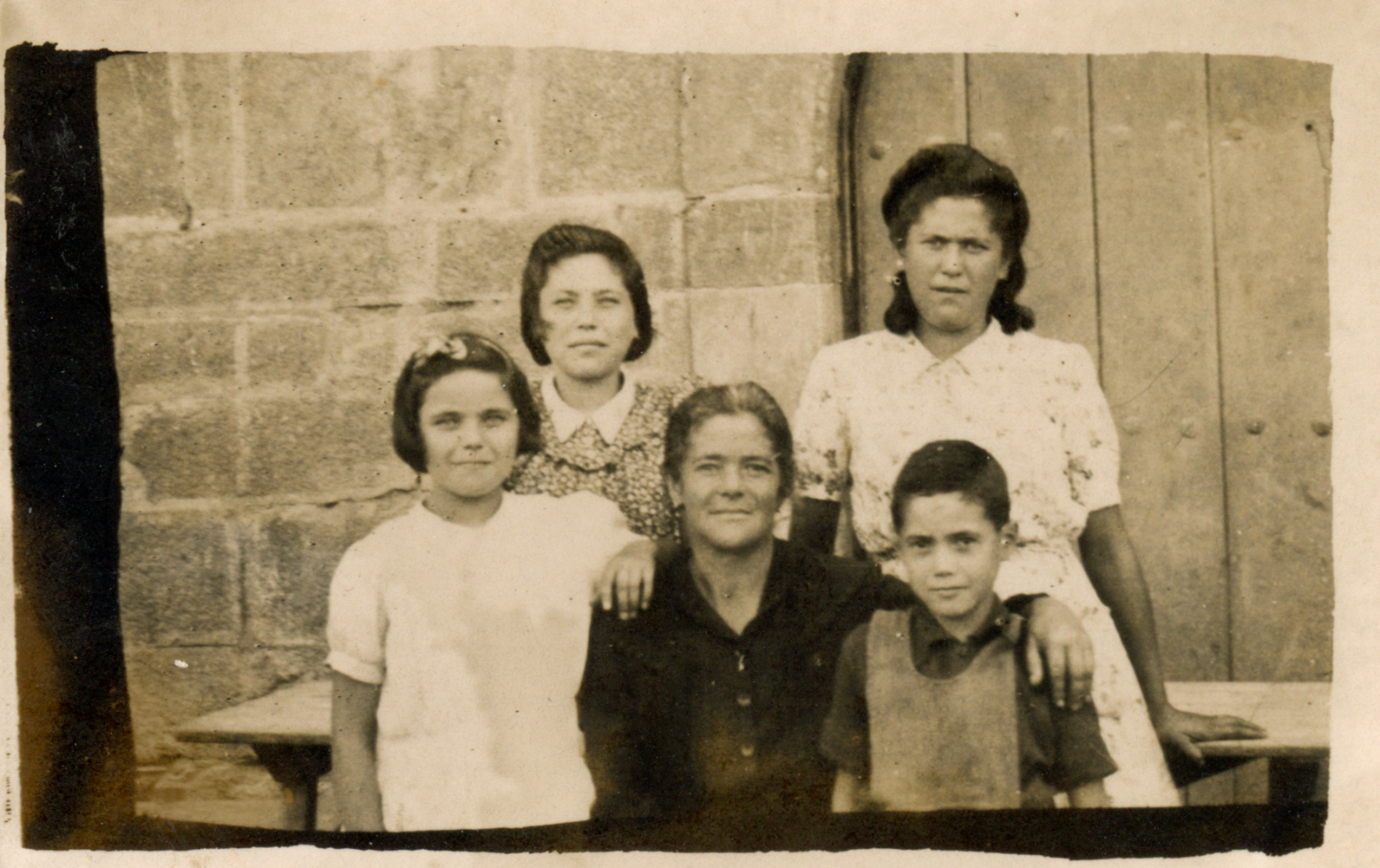 Carmen Bores, esposa de Mariano Cortés, acompañada de sus hijas Josefina, Charo, Carmenchu y el pequeño Mariano. Desmemoriados