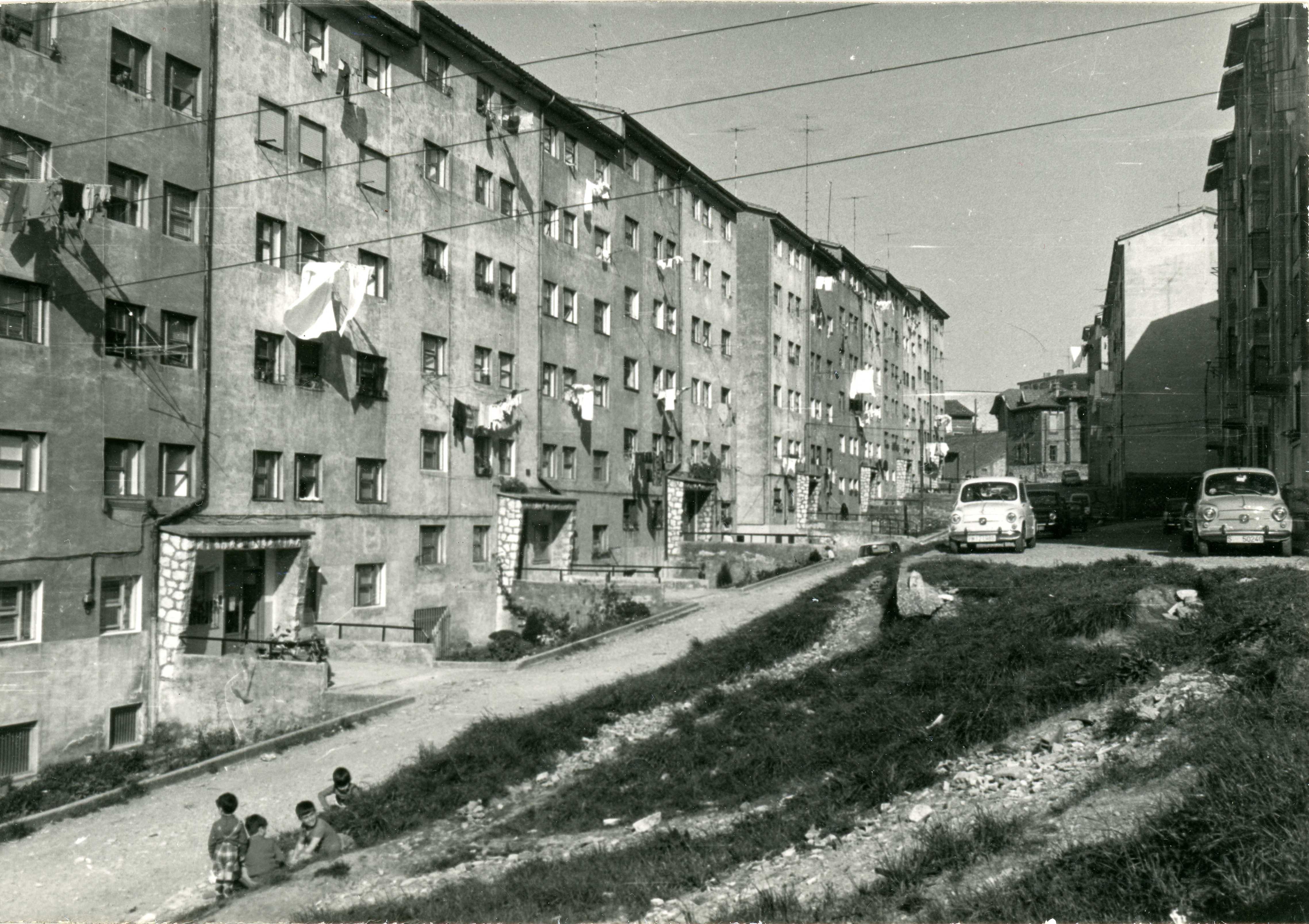 Calle sin asfaltar del Barrio San Francisco. Informe elaborado por A.V. Barrio San Francisco en 1975/ Desmemoriados.