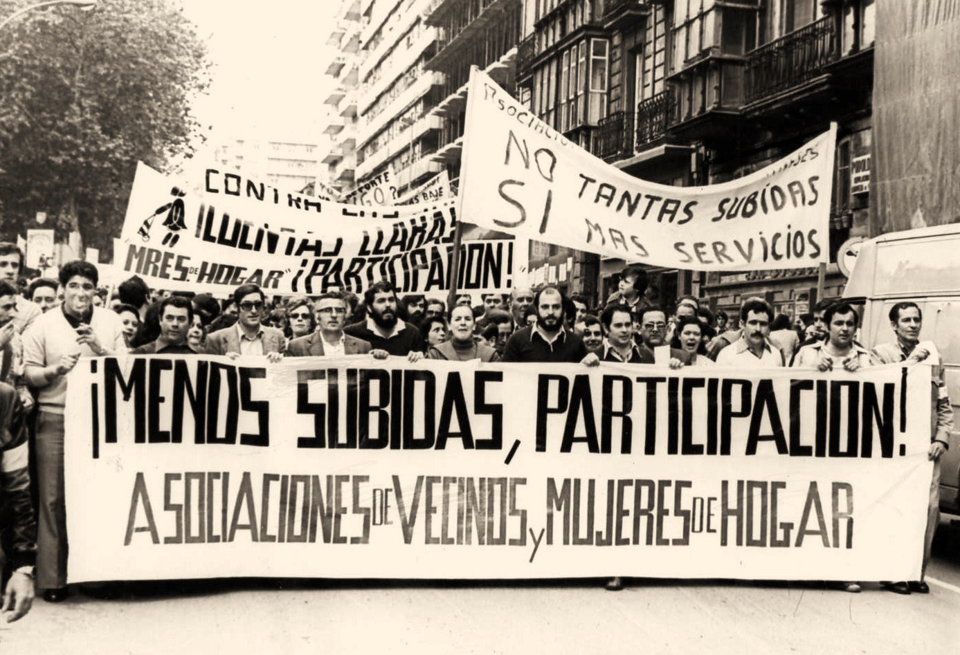 manifestación celebrada el 10 de junio de 1978 contra la subidas de las tasas municipales y por la participación de los vecinos en la gestión del Ayuntamiento de Santander. PTE Cantabria/Desmemoriados