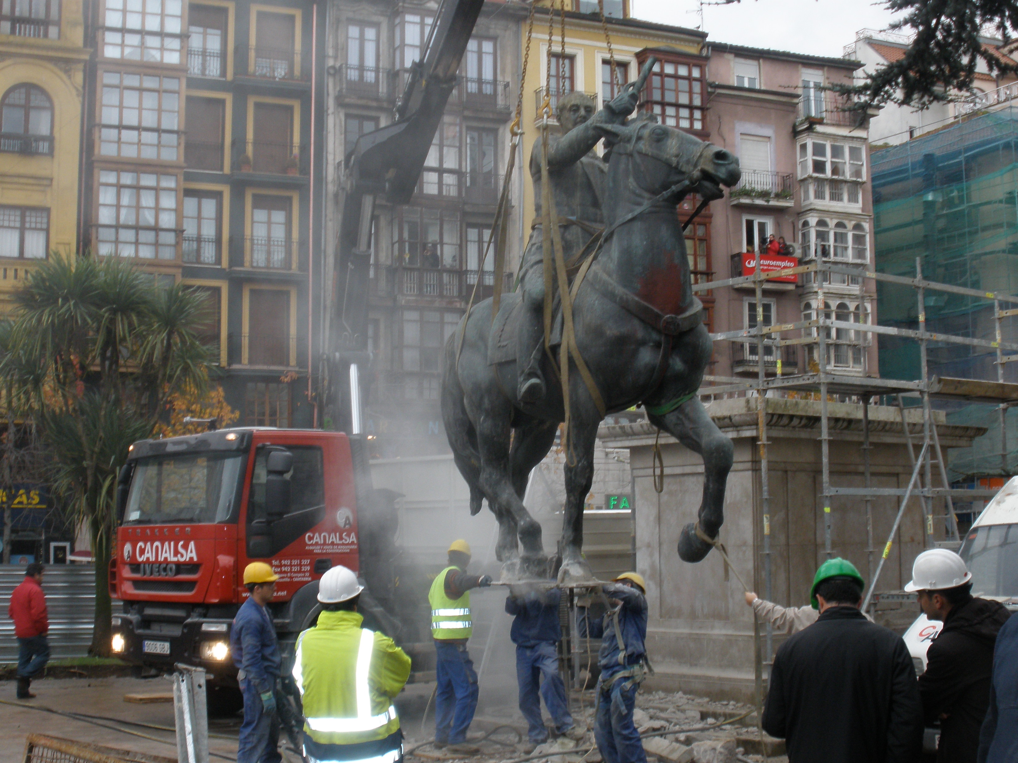 Retirada de la estatua de Francisco Franco del Plaza del Ayuntamiento el 18 de diciembre de 2008