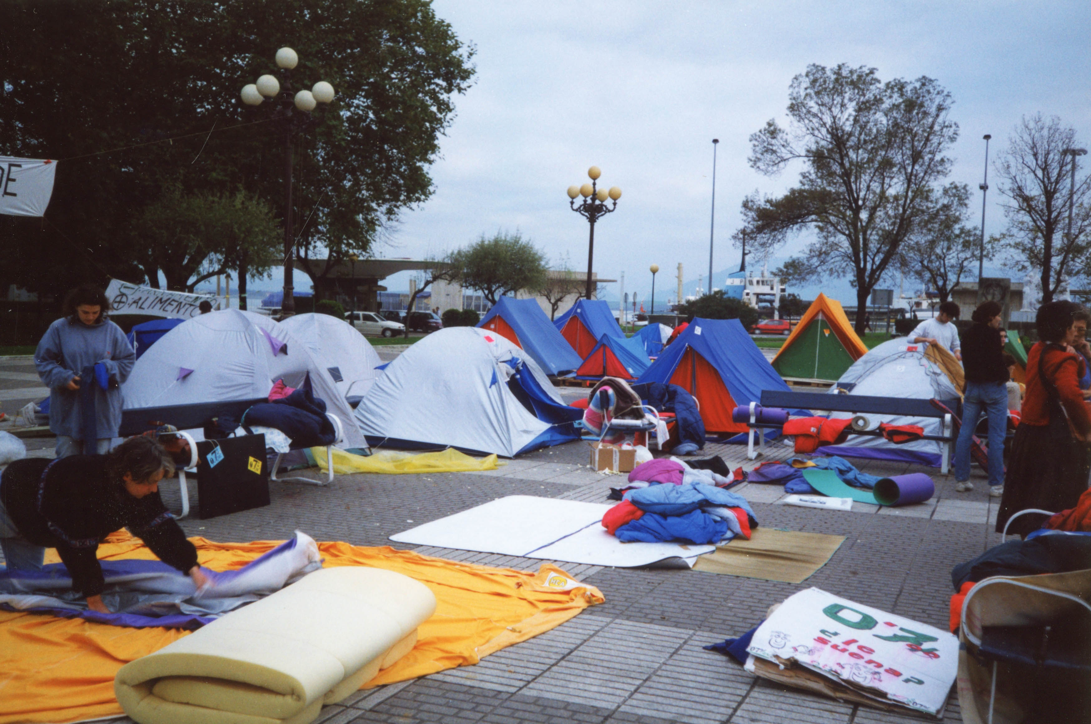 El 7 de noviembre de 1994 Santander se sumo a las ciudades española estableciendo un campamento para reivindicar el 0,7% en la plaza de farolas. Colección Marisol Payá/Desmemoriados