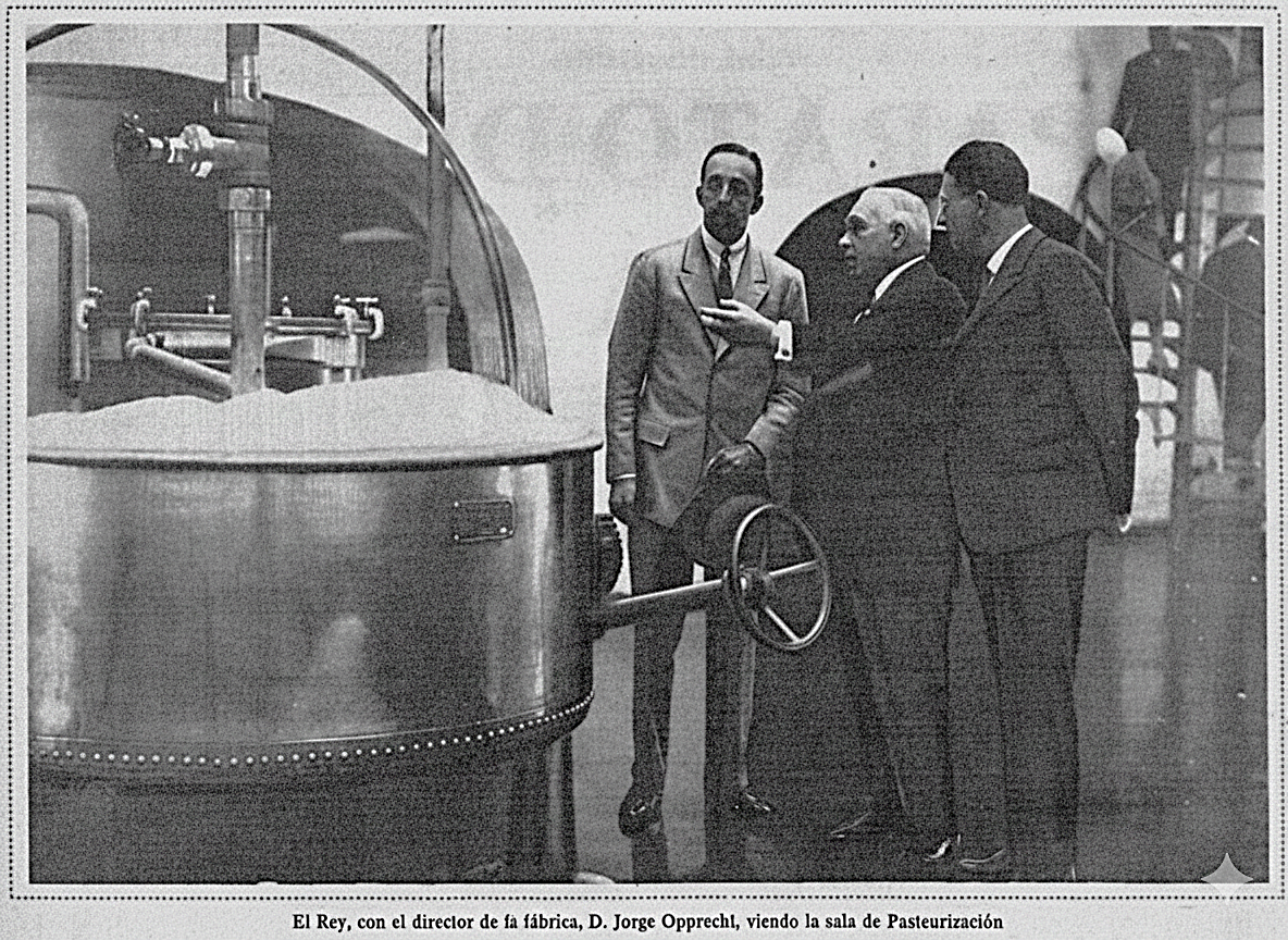 Alfonso XIII recibiendo explicaciones del proceso de pasteurización en “La Lechera Montañesa”. Mundo Gráfico, 1/9/1927