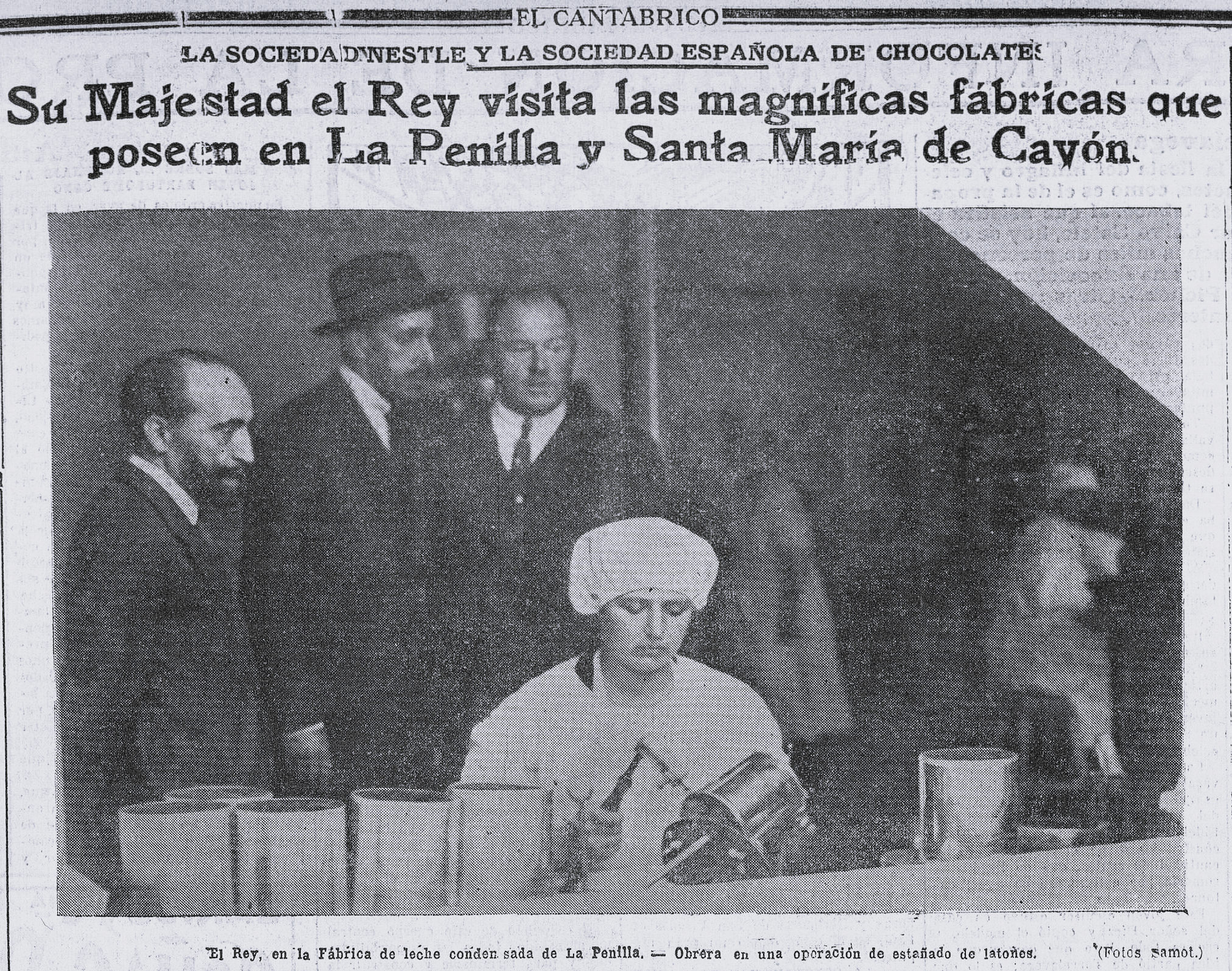 Alfonso XIII asiste al proceso de elaboración de las latas para la fabricación de leche condensada en la fábrica de La Penilla. Fotografía de Samot en El Cantábrico, 15 de septiembre de 1929