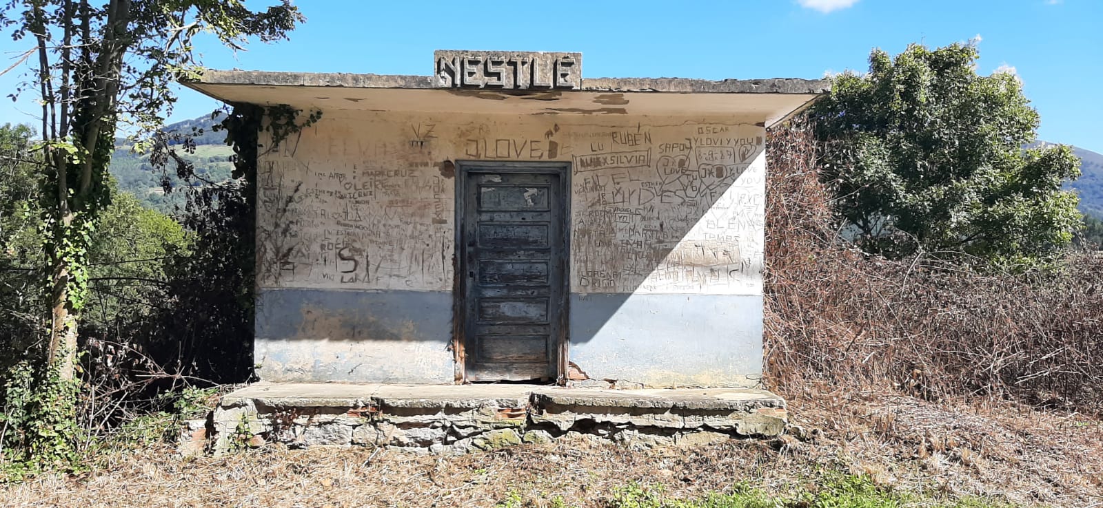  Estado actual del puesto de recogida de Nestlé en Santa Cruz, Rasines. Archivo Desmemoriados