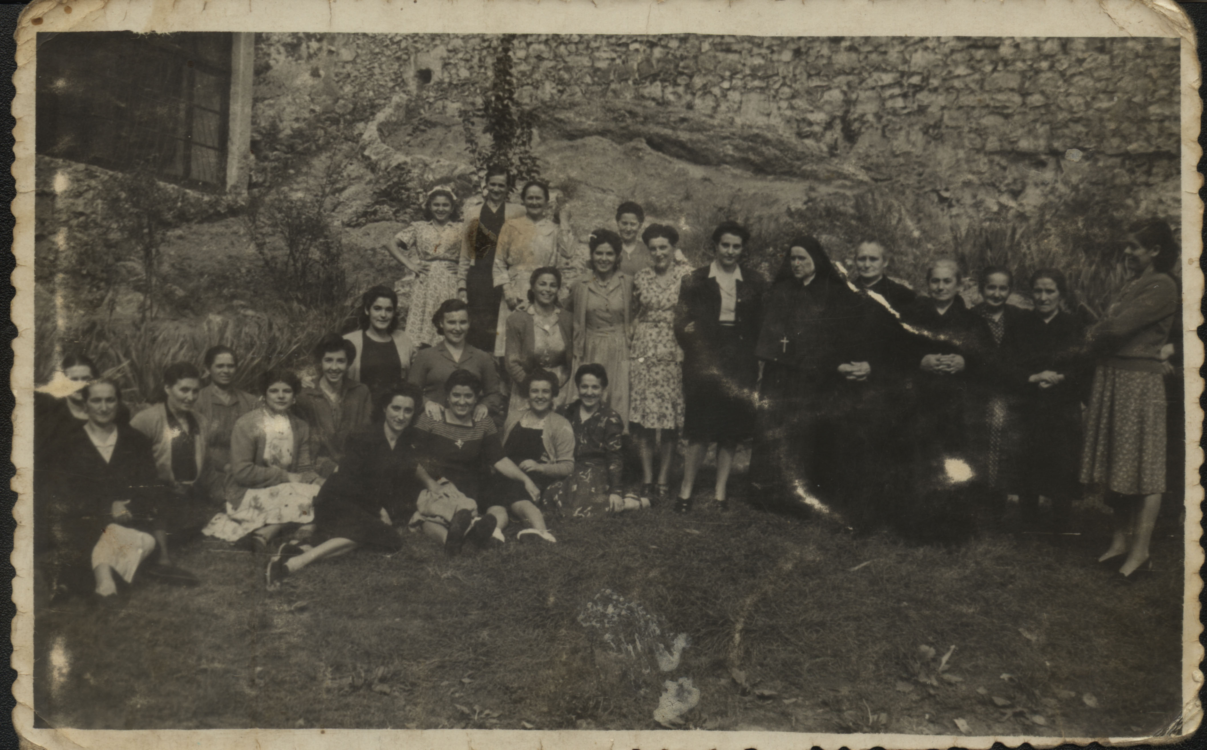 Foto realizada en la Prisión de las Oblatas de Santander entre 1947 y 1950. El grupo esta formado por mujeres detenidas por su relación con la Guerrilla. En el centro junto a la monja con traje de chaqueta Rosario Ruiz Iturbe. /Desmemoriados