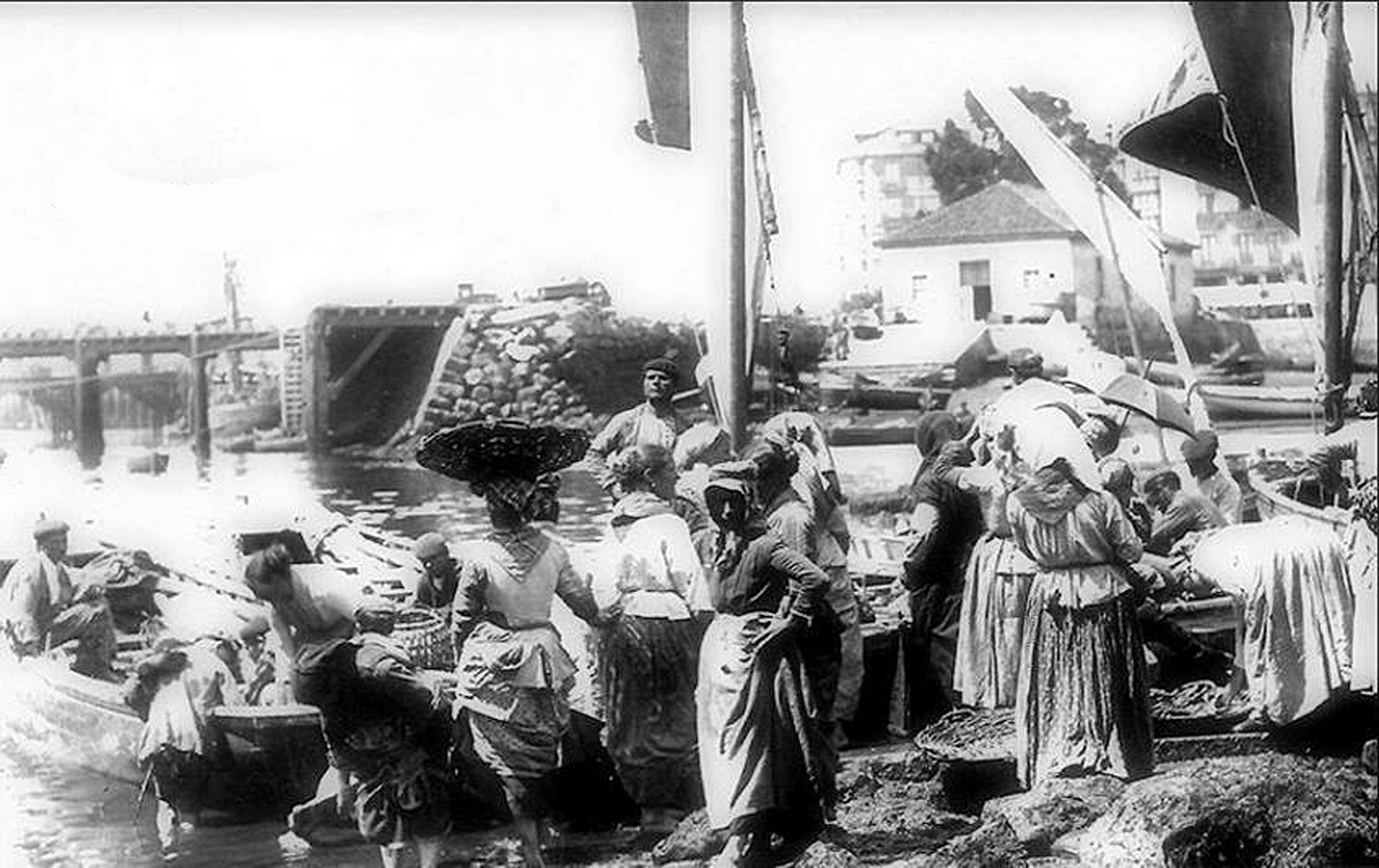 Pescadoresde en Molnedo en 1880 antes de construirse la dársena