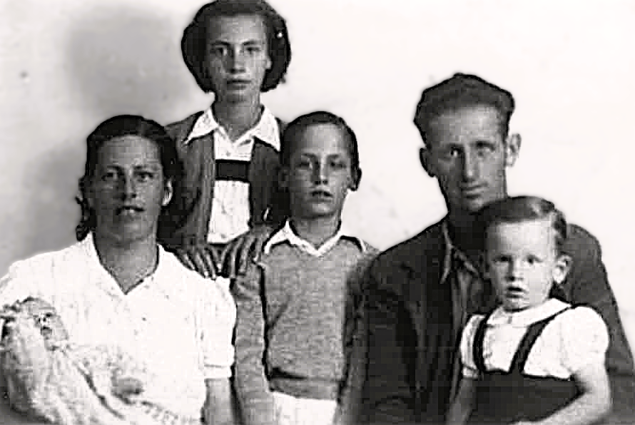 José María Ortiz y su esposa Casta Camus con sus hijos mayores años después de su regreso de prisión
