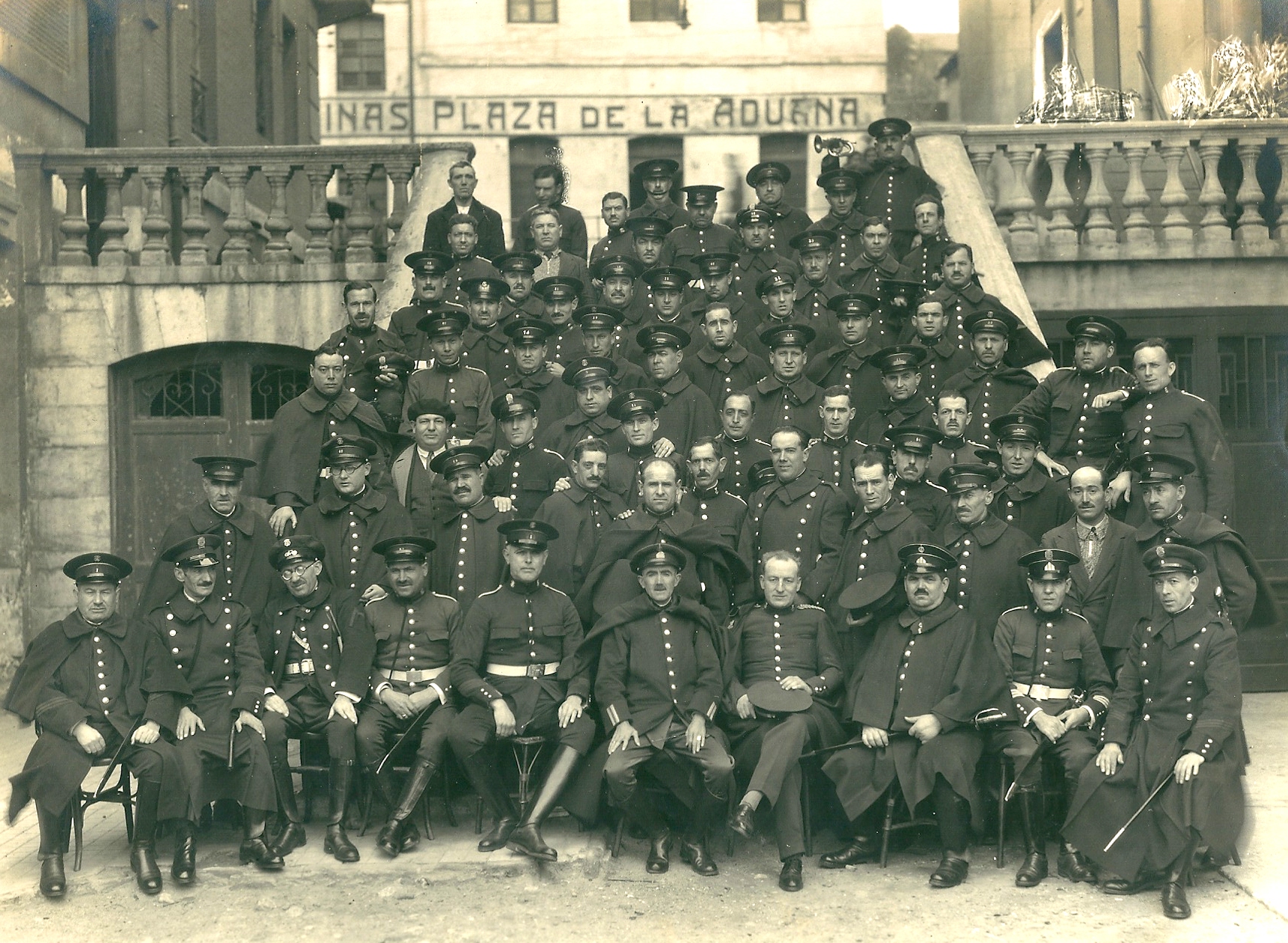 Cuerpo de Guardias de Asalto de Santander fotografiados en los años 30 en la Calle Castelar en las proximidades de la antigua comandancia de marina. Foto Familia Antolín