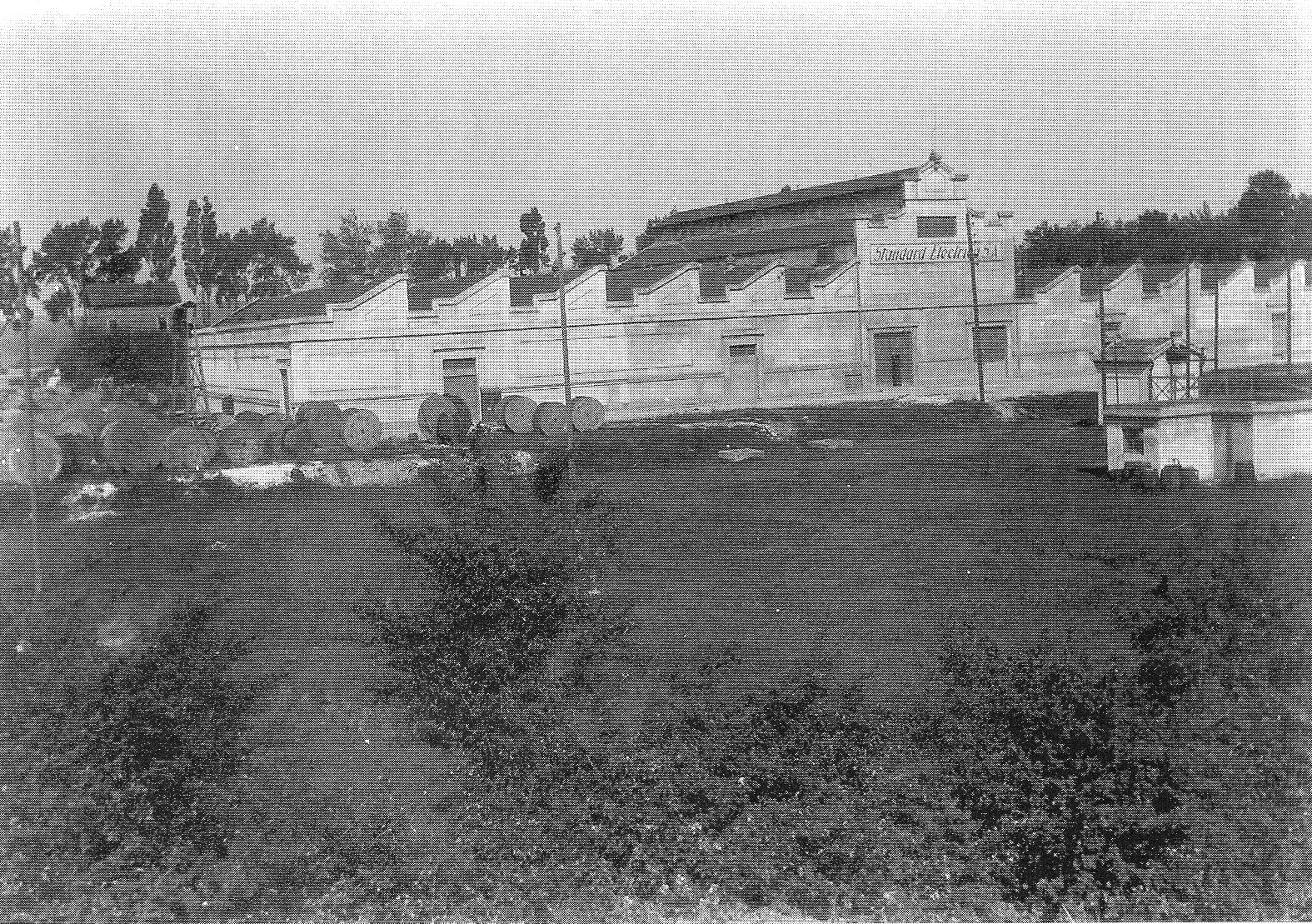 Naves centrales de la fábrica de Standard Eléctrica en Maliaño. Finales de la década de 1920. Maliaño, Zona cachonera. Patrimonio industrial.